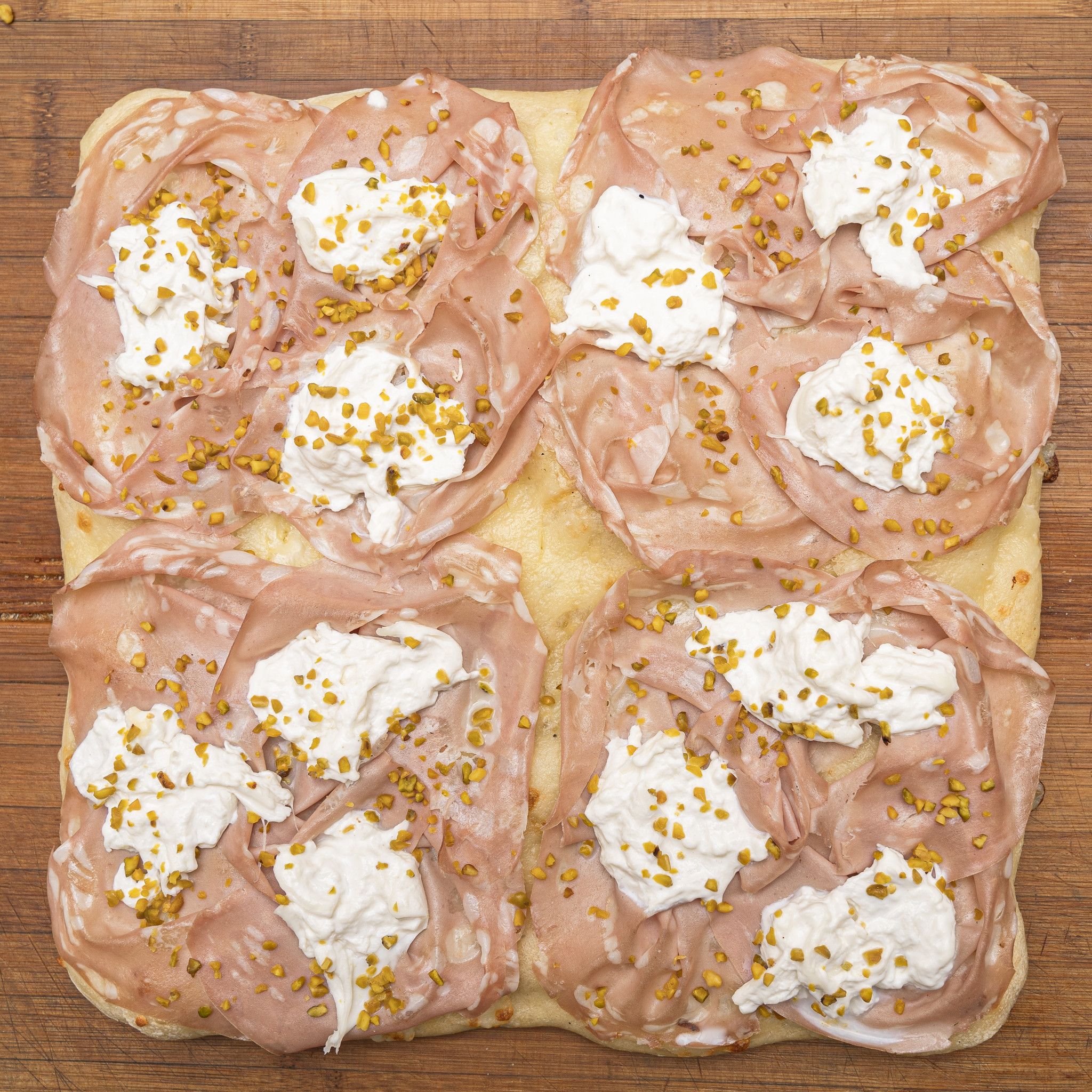 TRANCIO DI PIZZA BIANCA CON PESTO DI PISTACCHIO, BURRATA DI PUTIGNANO E MORTADELLA