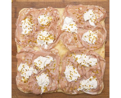 TRANCIO DI PIZZA BIANCA CON PESTO DI PISTACCHIO, BURRATA DI PUTIGNANO E MORTADELLA