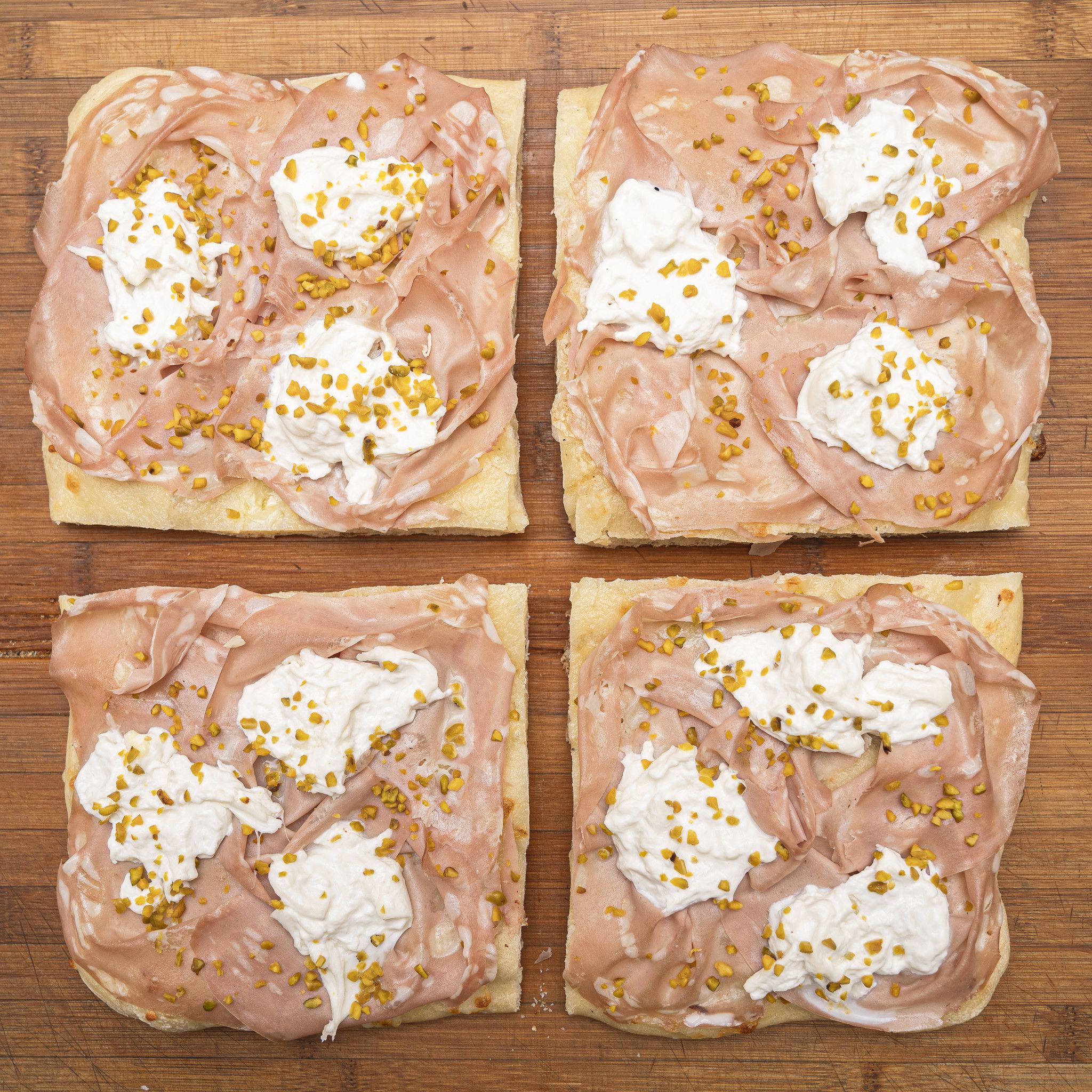 TRANCIO DI PIZZA BIANCA CON PESTO DI PISTACCHIO, BURRATA DI PUTIGNANO E MORTADELLA