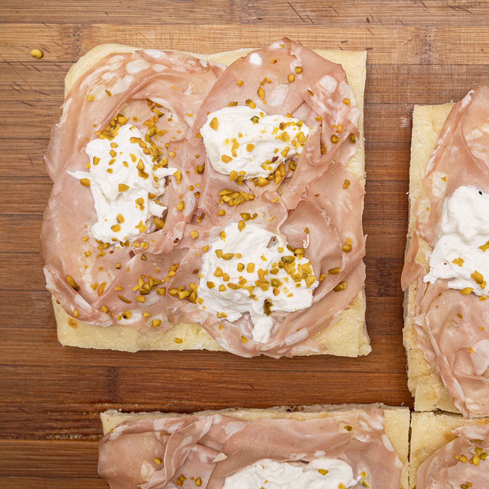 TRANCIO DI PIZZA BIANCA CON PESTO DI PISTACCHIO, BURRATA DI PUTIGNANO E MORTADELLA