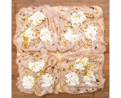 TRANCIO DI PIZZA BIANCA CON PESTO DI PISTACCHIO, BURRATA DI PUTIGNANO E MORTADELLA AL TARTUFO