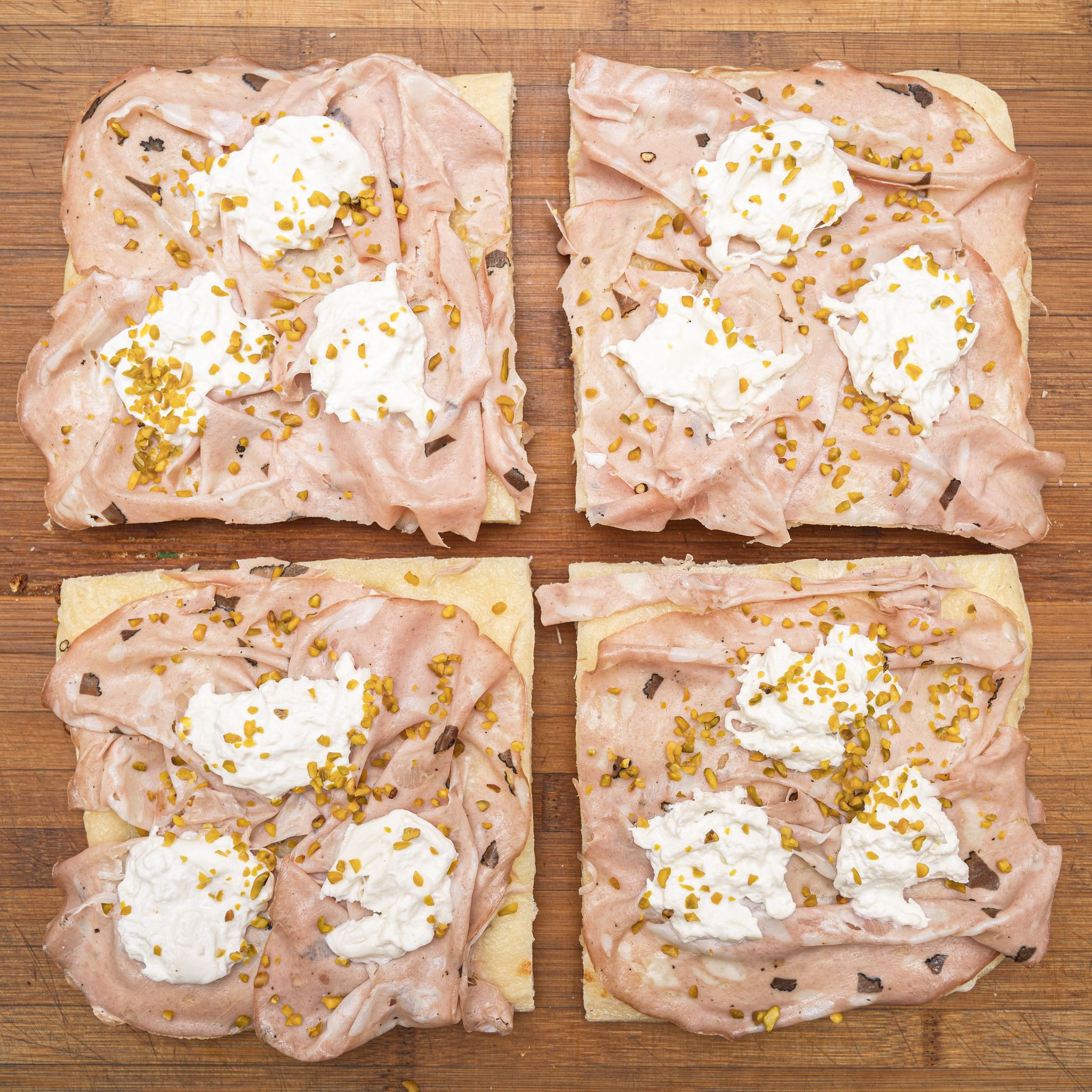 TRANCIO DI PIZZA BIANCA CON PESTO DI PISTACCHIO, BURRATA DI PUTIGNANO E MORTADELLA AL TARTUFO