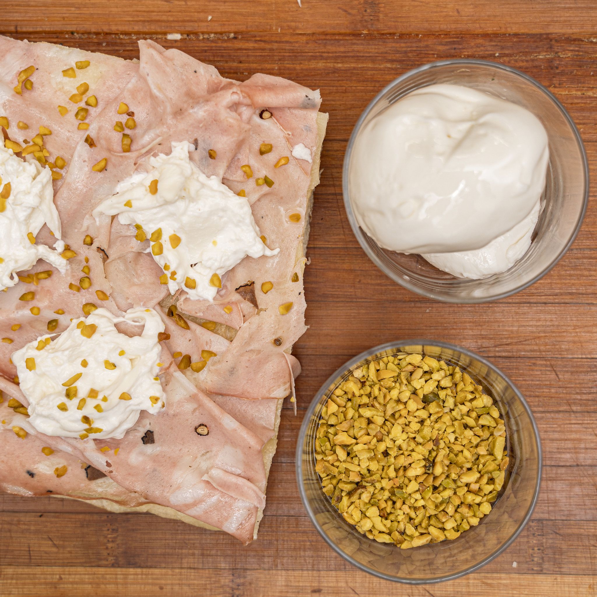 TRANCIO DI PIZZA BIANCA CON PESTO DI PISTACCHIO, BURRATA DI PUTIGNANO E MORTADELLA AL TARTUFO