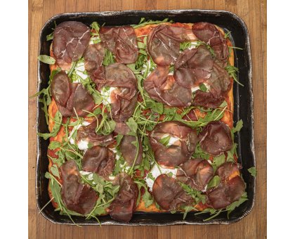 TRANCIO DI PIZZA CON POMODORO, STRACCIATELLA, RUCOLA E BRESAOLA PUNTA D' ANCA