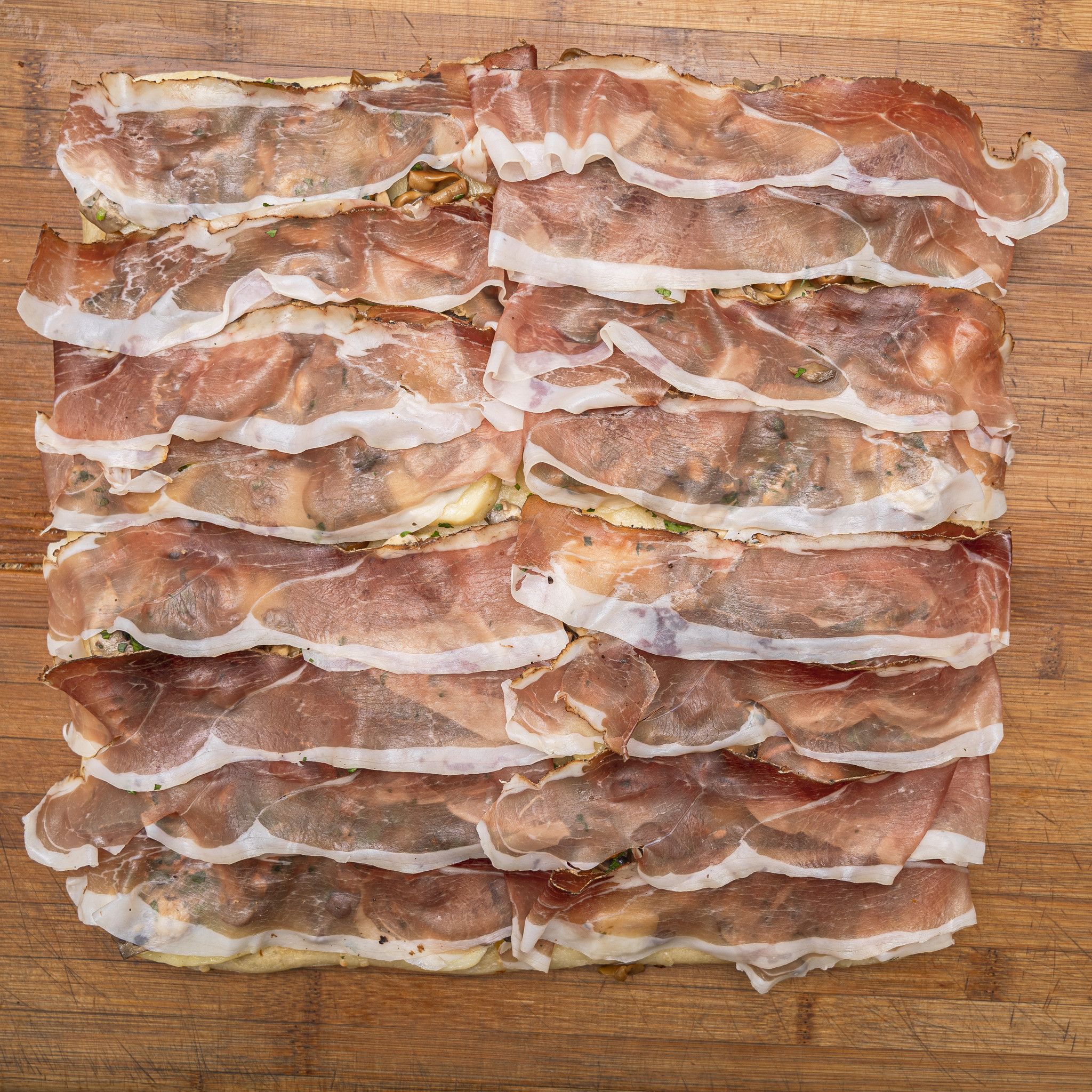 TRANCIO DI PIZZA BIANCA CON MISTO FUNGHI, PATATE E SPECK