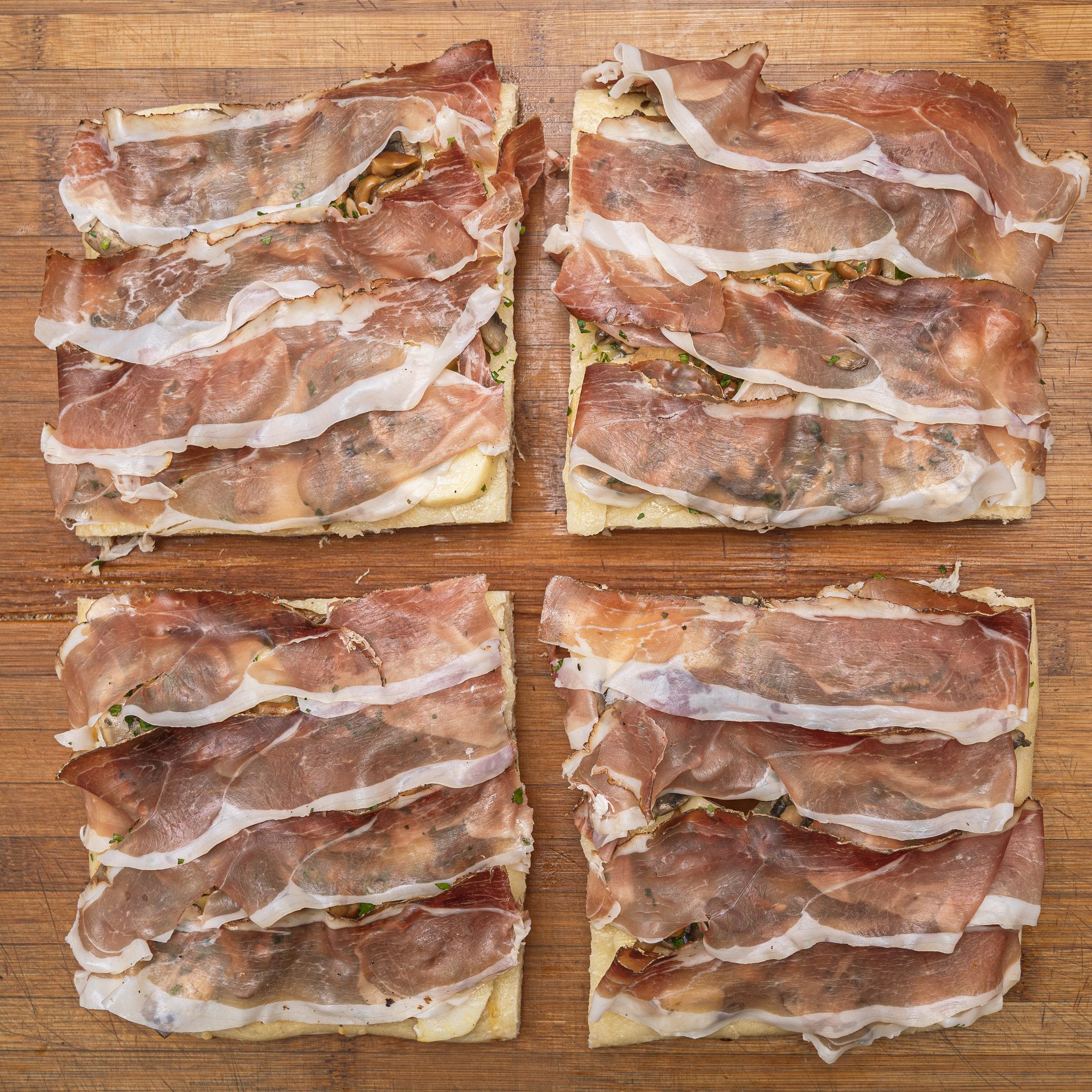 TRANCIO DI PIZZA BIANCA CON MISTO FUNGHI, PATATE E SPECK