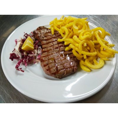 Piatto unico Bisteccona di manzo con patatine twister e bibita incluse ,servita al tavolo