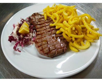 Piatto unico Bisteccona di manzo con patatine twister e bibita incluse ,servita al tavolo