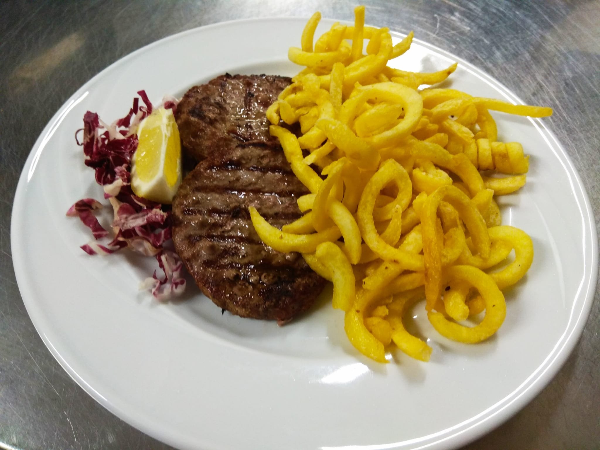 Piatto unico Hamburger di manzo gr.100 con patatine twister e bibita compresa servita al tavolo