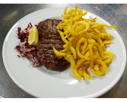 Piatto unico Hamburger di manzo gr.100 con patatine twister e bibita compresa servita al tavolo