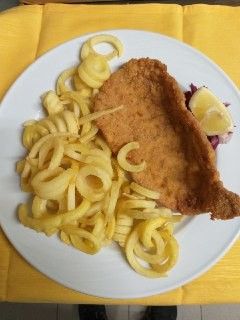 Piatto unico Cotoletta di vitello con patatine twister e bibita compresa servita al tavolo