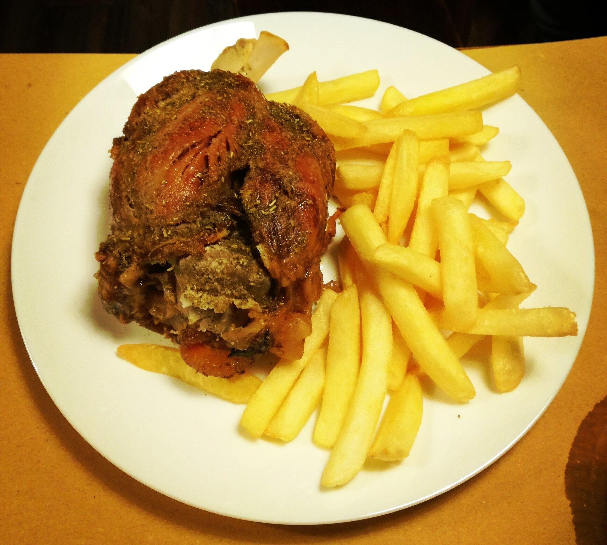 Piatto unico stinco di maiale arrosto con patatine fritte twister e bibita compresa servita al tavolo