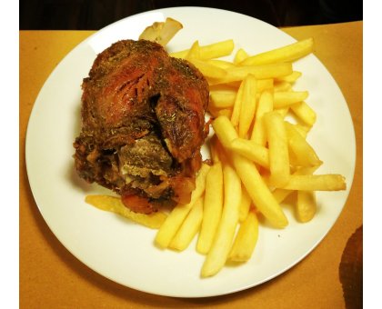 Piatto unico stinco di maiale arrosto con patatine fritte twister e bibita compresa servita al tavolo